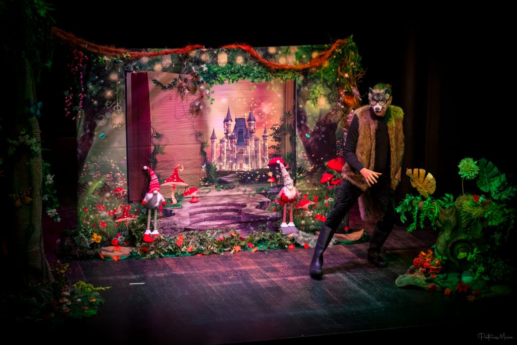 COMPAGNIE DESSOUS DE SCENE EMBUCHE DE NOËL AU PAYS DES CONTES JEUNE PUBLIC SPECTACEL NOËL