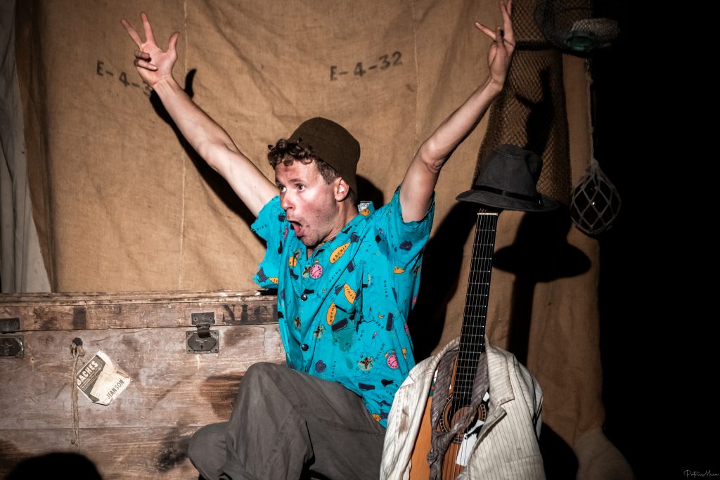 DESSOUS DE SCENE L'OLYMPE DES INFORTUNES YASMIN KHADRA SPECTACLE TOUT PUBLIC