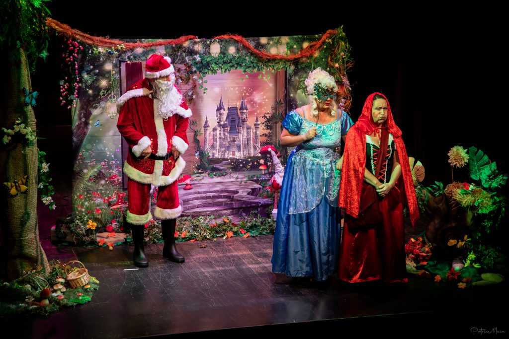 COMPAGNIE DESSOUS DE SCENE EMBUCHE DE NOËL AU PAYS DES CONTES JEUNE PUBLIC SPECTACEL NOËL