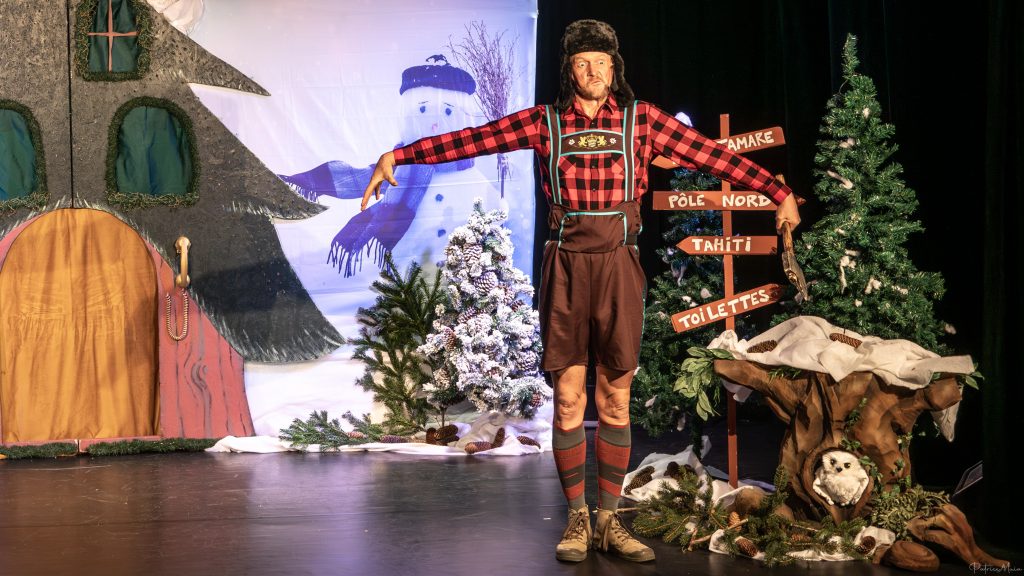 COMPAGNIE DESSOUS DE SCENE LA VERITABLE HISTOIRE VRAIE DU SAPIN DE NOËL JEUNE PUBLIC SPECTACLE NOËL