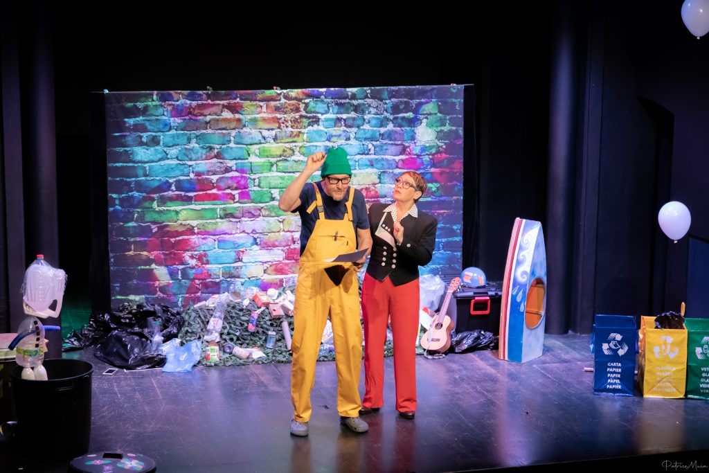 DESSOUS DE SCENE T'AS PAS VU LA POUBELLE SPECTACLE JEUNE PUBLIC ET SCOLAIRE ECOLOGIE