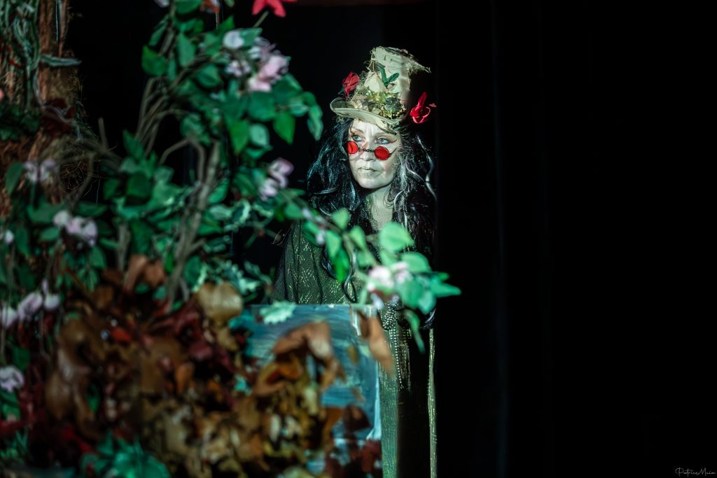 DESSOUS DE SCENE LA SORCIERE SOUS LA LUNE SPECTACLE JEUNE PUBLIC